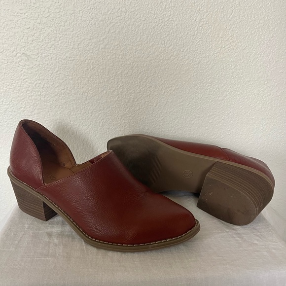 Soft vegan leather slip on booties by Cynthia Rowly - Picture 5 of 5